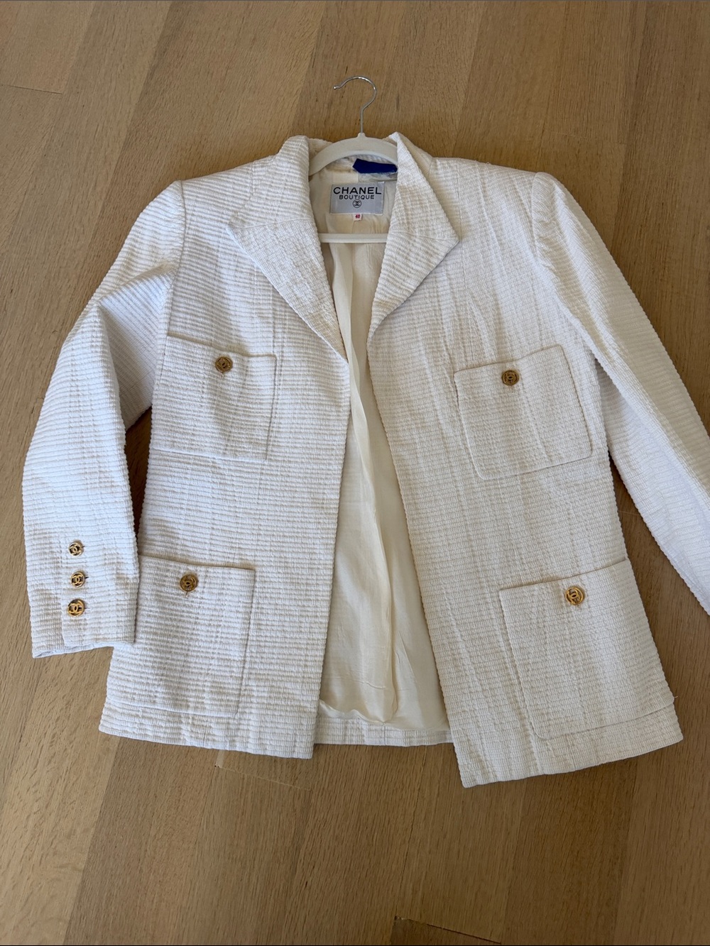 CHANEL Cream Textured Tweed Blazer with Gold Buttons size 40 vintage
